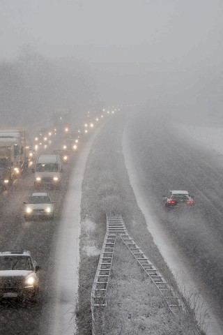 Winterwetter auf der Autobahn A57 an der Anschlussstelle Moers - Kapellen am Freitag, 07.12.2012. Foto: Bernd Lauter/WAZ FotoPool