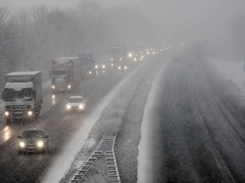 Winterwetter auf der Autobahn A57 an der Anschlussstelle Moers - Kapellen am Freitag, 07.12.2012. Foto: Bernd Lauter/WAZ FotoPool