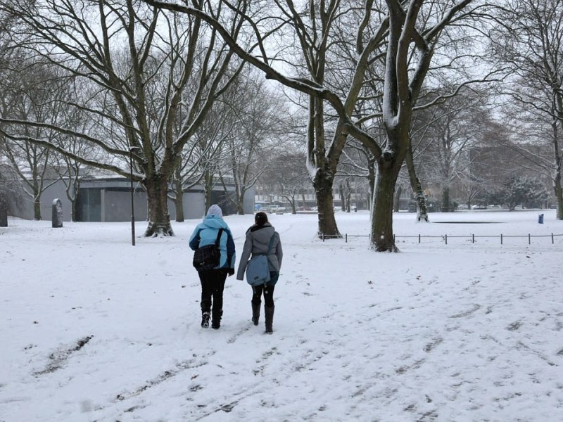 Am 7. Dezember 2012 schneit es in Duisburg. Die Bahnhofsplatte und der Kantpark liegen unter Schnee.Foto: Sinan Sat WAZ FotoPool