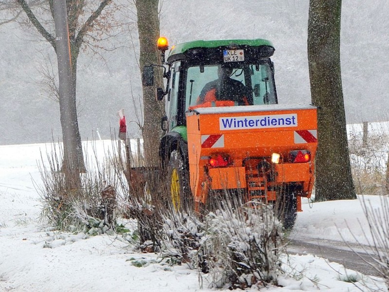 Am Freitagtag, den 07.12.2012 in Kleve schneite es gewaltig.Foto: Heinz Holzbach WAZ FotoPool