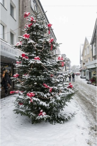 Verschneiter Weihnachtsbaum in der Schwelmer Innenstadt.