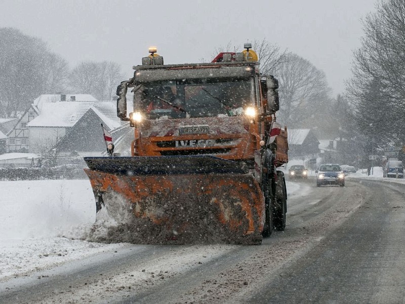 Räumdienst mit Schneepflug auf Winterberger Straße.