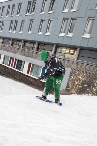 Snowboard fahren am Seniorenzentrum Steinnocken.
