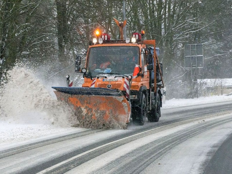 Räumdienst mit Schneepflug auf Breckerfelder Straße in Oberbauer