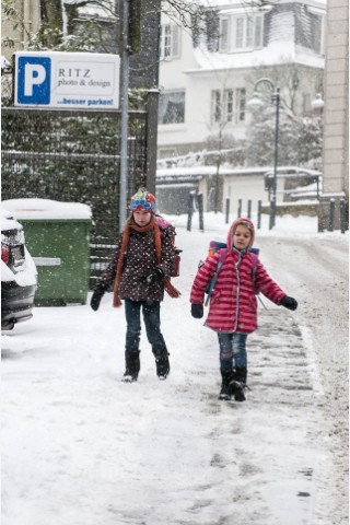 Kinder genießen Schneefrei
