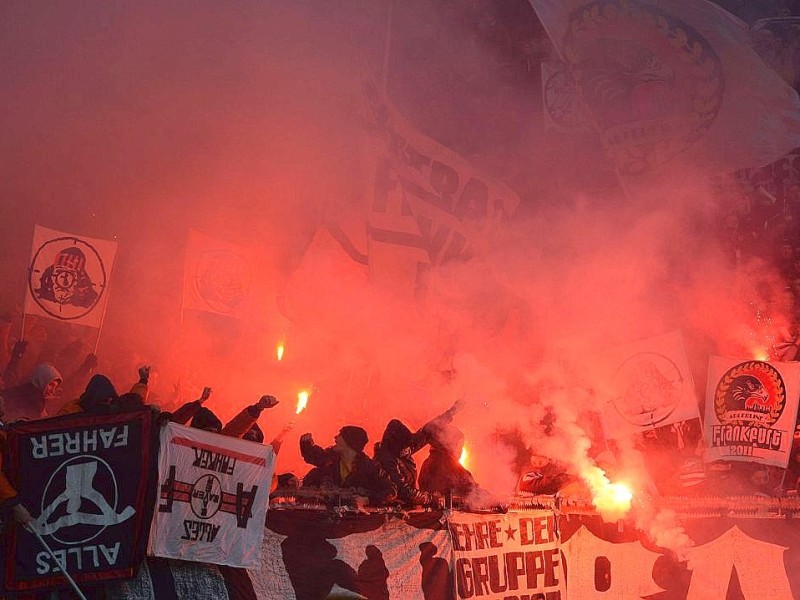 Frankfurter Anhänger zündeten in Leverkusen Pyrotechnik.