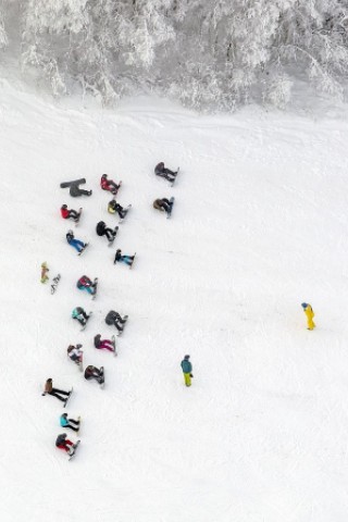 Teilnehmer eines Snowboard-Kurses.