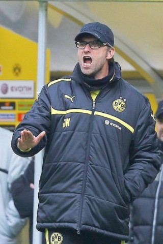 Borussia Dortmund gewinnt vor heimischem Publikum mit 4:2 gegen den FC Augsburg: Für den BVB erzielte Julian Schieber zwei Tore (22., 52.) - außerdem trafen Neven Subotic (64.) und Robert Lewandowski (90.). Für den FC Augsburg waren zwischenzeitlich noch Daniel Baier (43.) und Kevin Vogt (45.) erfolgreich.