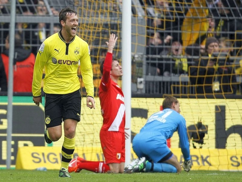 Borussia Dortmund gewinnt vor heimischem Publikum mit 4:2 gegen den FC Augsburg: Für den BVB erzielte Julian Schieber zwei Tore (22., 52.) - außerdem trafen Neven Subotic (64.) und Robert Lewandowski (90.). Für den FC Augsburg waren zwischenzeitlich noch Daniel Baier (43.) und Kevin Vogt (45.) erfolgreich.