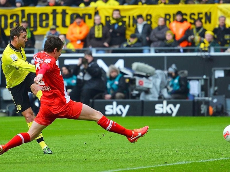 Borussia Dortmund gewinnt vor heimischem Publikum mit 4:2 gegen den FC Augsburg: Für den BVB erzielte Julian Schieber zwei Tore (22., 52.) - außerdem trafen Neven Subotic (64.) und Robert Lewandowski (90.). Für den FC Augsburg waren zwischenzeitlich noch Daniel Baier (43.) und Kevin Vogt (45.) erfolgreich.