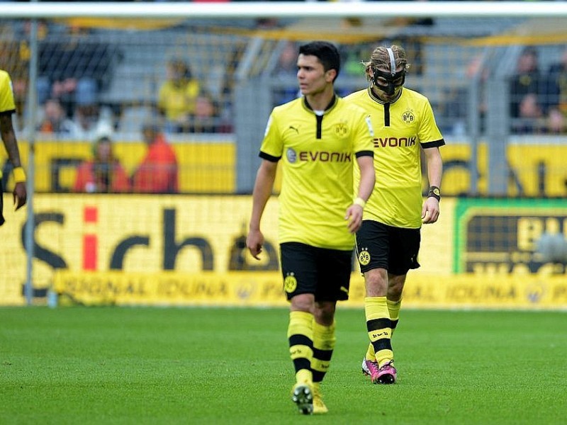 Borussia Dortmund gewinnt vor heimischem Publikum mit 4:2 gegen den FC Augsburg: Für den BVB erzielte Julian Schieber zwei Tore (22., 52.) - außerdem trafen Neven Subotic (64.) und Robert Lewandowski (90.). Für den FC Augsburg waren zwischenzeitlich noch Daniel Baier (43.) und Kevin Vogt (45.) erfolgreich.