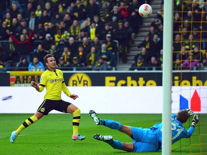Borussia Dortmund gewinnt vor heimischem Publikum mit 4:2 gegen den FC Augsburg: Für den BVB erzielte Julian Schieber zwei Tore (22., 52.) - außerdem trafen Neven Subotic (64.) und Robert Lewandowski (90.). Für den FC Augsburg waren zwischenzeitlich noch Daniel Baier (43.) und Kevin Vogt (45.) erfolgreich.