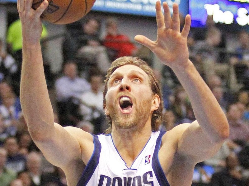 Seit Anfang Januar durfte sich Deutschlands Basketball-Stark Dirk Nowitzki nicht mehr rasieren. Erst bei einer ausgeglichenen Bilanz wollten der Würzburger, O.J. Mayo, Vince Carter und auch der deutsche Nationalspieler Chris Kaman wieder zum Rasierer greifen. Nach dem Sieg gegen die New Orleans Hornets war es dann soweit. Dallas hat die 50-Prozent-Hürde genommen und die Bärte durften weg. An den verpassten Playoffs ändert aber auch die weiche Haut im Gesicht nichts mehr.