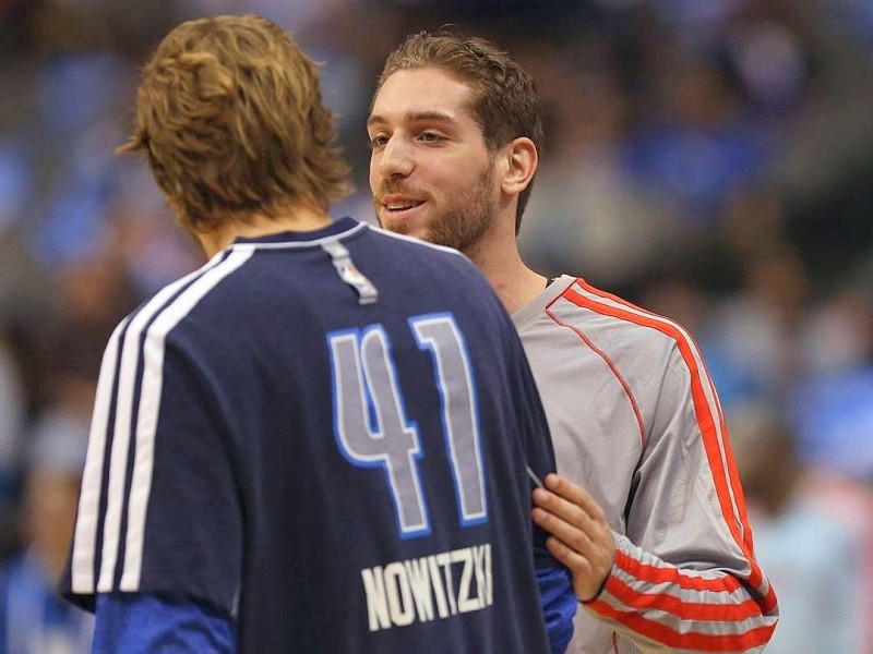 Seit Anfang Januar durfte sich Deutschlands Basketball-Stark Dirk Nowitzki nicht mehr rasieren. Erst bei einer ausgeglichenen Bilanz wollten der Würzburger, O.J. Mayo, Vince Carter und auch der deutsche Nationalspieler Chris Kaman wieder zum Rasierer greifen. Nach dem Sieg gegen die New Orleans Hornets war es dann soweit. Dallas hat die 50-Prozent-Hürde genommen und die Bärte durften weg. An den verpassten Playoffs ändert aber auch die weiche Haut im Gesicht nichts mehr.