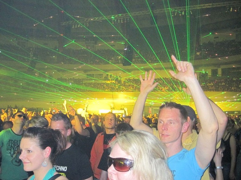 Never Stop Raving war das Motto auf der Mayday 2013 in Dortmund. Zum Sound von Top-DJs wie Armin van Buuren, Carl Cox, ATB, Sven Väth, Ferry Corsten und Gareth Emery feierten 23.000 Besucher in den Westfalenhallen.