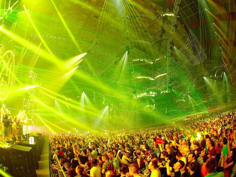 Never Stop Raving war das Motto auf der Mayday 2013 in Dortmund. Zum Sound von Top-DJs wie Armin van Buuren, Carl Cox, ATB, Sven Väth, Ferry Corsten und Gareth Emery feierten 23.000 Besucher in den Westfalenhallen.