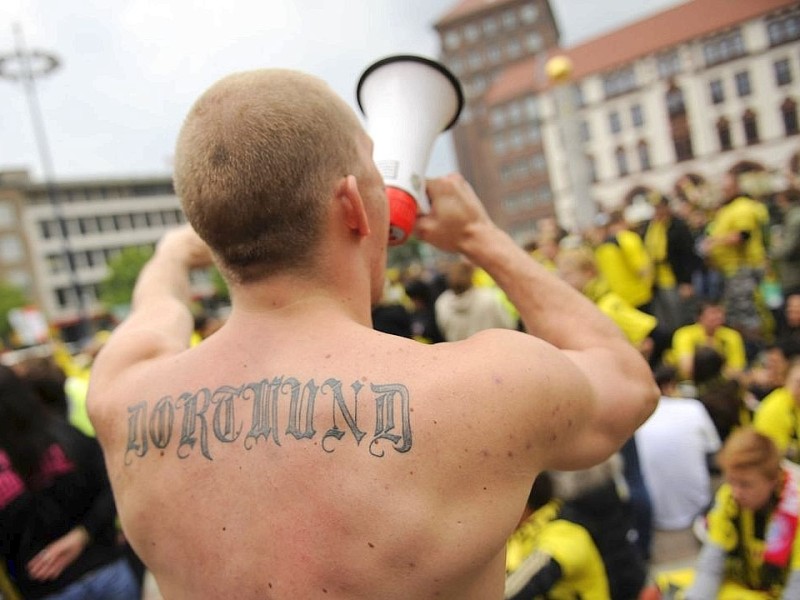 Tausende BVB-Fans haben sich schon Stunden vor Anpfiff die besten Plätze bei den Public Viewings ni der Innenstadt von Dortmund gesichert.