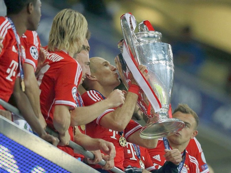 Zwölf Monate nach der Final-Schmach dahoam hat der FC Bayern München Europas Fußball-Thron zurückerobert. Der deutsche Meister siegte am Samstag im Champions League-Finale gegen den nationalen Erzrivalen Borussia Dortmund mit 2:1 (0:0) und krönte seine Saison der Superlative mit dem zweiten Gewinn der Königsklasse nach 2001. Nach dem Trauma der Final-Niederlagen von 2010 und 2012 stillten Treffer von Mario Mandzukic (60. Minute) und Arjen Robben (89.) vor 86 298 Zuschauern im ausverkauften Londoner Wembley-Stadion die Sehnsucht der Münchner nach einem internationalen Titel.