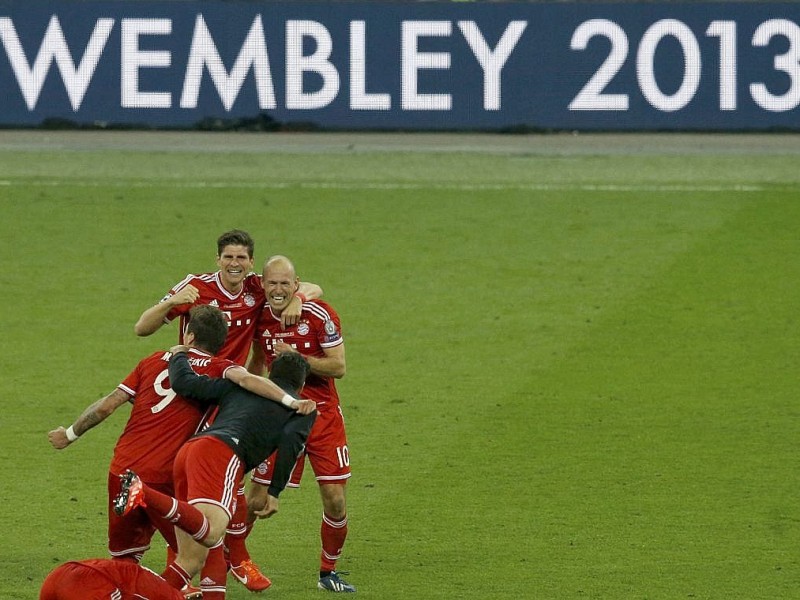 Zwölf Monate nach der Final-Schmach dahoam hat der FC Bayern München Europas Fußball-Thron zurückerobert. Der deutsche Meister siegte am Samstag im Champions League-Finale gegen den nationalen Erzrivalen Borussia Dortmund mit 2:1 (0:0) und krönte seine Saison der Superlative mit dem zweiten Gewinn der Königsklasse nach 2001. Nach dem Trauma der Final-Niederlagen von 2010 und 2012 stillten Treffer von Mario Mandzukic (60. Minute) und Arjen Robben (89.) vor 86 298 Zuschauern im ausverkauften Londoner Wembley-Stadion die Sehnsucht der Münchner nach einem internationalen Titel.