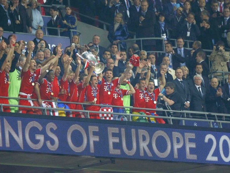 Zwölf Monate nach der Final-Schmach dahoam hat der FC Bayern München Europas Fußball-Thron zurückerobert. Der deutsche Meister siegte am Samstag im Champions League-Finale gegen den nationalen Erzrivalen Borussia Dortmund mit 2:1 (0:0) und krönte seine Saison der Superlative mit dem zweiten Gewinn der Königsklasse nach 2001. Nach dem Trauma der Final-Niederlagen von 2010 und 2012 stillten Treffer von Mario Mandzukic (60. Minute) und Arjen Robben (89.) vor 86 298 Zuschauern im ausverkauften Londoner Wembley-Stadion die Sehnsucht der Münchner nach einem internationalen Titel.