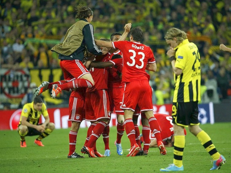 Zwölf Monate nach der Final-Schmach dahoam hat der FC Bayern München Europas Fußball-Thron zurückerobert. Der deutsche Meister siegte am Samstag im Champions League-Finale gegen den nationalen Erzrivalen Borussia Dortmund mit 2:1 (0:0) und krönte seine Saison der Superlative mit dem zweiten Gewinn der Königsklasse nach 2001. Nach dem Trauma der Final-Niederlagen von 2010 und 2012 stillten Treffer von Mario Mandzukic (60. Minute) und Arjen Robben (89.) vor 86 298 Zuschauern im ausverkauften Londoner Wembley-Stadion die Sehnsucht der Münchner nach einem internationalen Titel.