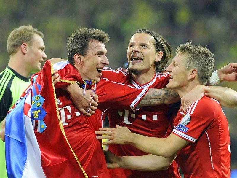 Zwölf Monate nach der Final-Schmach dahoam hat der FC Bayern München Europas Fußball-Thron zurückerobert. Der deutsche Meister siegte am Samstag im Champions League-Finale gegen den nationalen Erzrivalen Borussia Dortmund mit 2:1 (0:0) und krönte seine Saison der Superlative mit dem zweiten Gewinn der Königsklasse nach 2001. Nach dem Trauma der Final-Niederlagen von 2010 und 2012 stillten Treffer von Mario Mandzukic (60. Minute) und Arjen Robben (89.) vor 86 298 Zuschauern im ausverkauften Londoner Wembley-Stadion die Sehnsucht der Münchner nach einem internationalen Titel.