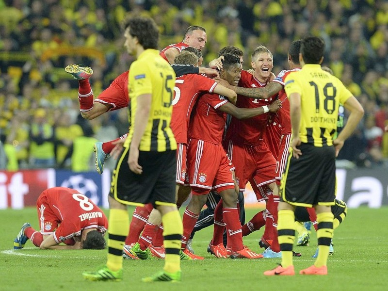 Zwölf Monate nach der Final-Schmach dahoam hat der FC Bayern München Europas Fußball-Thron zurückerobert. Der deutsche Meister siegte am Samstag im Champions League-Finale gegen den nationalen Erzrivalen Borussia Dortmund mit 2:1 (0:0) und krönte seine Saison der Superlative mit dem zweiten Gewinn der Königsklasse nach 2001. Nach dem Trauma der Final-Niederlagen von 2010 und 2012 stillten Treffer von Mario Mandzukic (60. Minute) und Arjen Robben (89.) vor 86 298 Zuschauern im ausverkauften Londoner Wembley-Stadion die Sehnsucht der Münchner nach einem internationalen Titel.