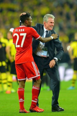 Zwölf Monate nach der Final-Schmach dahoam hat der FC Bayern München Europas Fußball-Thron zurückerobert. Der deutsche Meister siegte am Samstag im Champions League-Finale gegen den nationalen Erzrivalen Borussia Dortmund mit 2:1 (0:0) und krönte seine Saison der Superlative mit dem zweiten Gewinn der Königsklasse nach 2001. Nach dem Trauma der Final-Niederlagen von 2010 und 2012 stillten Treffer von Mario Mandzukic (60. Minute) und Arjen Robben (89.) vor 86 298 Zuschauern im ausverkauften Londoner Wembley-Stadion die Sehnsucht der Münchner nach einem internationalen Titel.