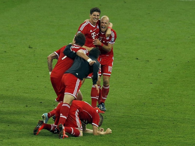 Zwölf Monate nach der Final-Schmach dahoam hat der FC Bayern München Europas Fußball-Thron zurückerobert. Der deutsche Meister siegte am Samstag im Champions League-Finale gegen den nationalen Erzrivalen Borussia Dortmund mit 2:1 (0:0) und krönte seine Saison der Superlative mit dem zweiten Gewinn der Königsklasse nach 2001. Nach dem Trauma der Final-Niederlagen von 2010 und 2012 stillten Treffer von Mario Mandzukic (60. Minute) und Arjen Robben (89.) vor 86 298 Zuschauern im ausverkauften Londoner Wembley-Stadion die Sehnsucht der Münchner nach einem internationalen Titel.