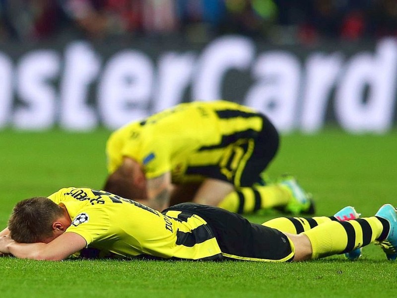 Zwölf Monate nach der Final-Schmach dahoam hat der FC Bayern München Europas Fußball-Thron zurückerobert. Der deutsche Meister siegte am Samstag im Champions League-Finale gegen den nationalen Erzrivalen Borussia Dortmund mit 2:1 (0:0) und krönte seine Saison der Superlative mit dem zweiten Gewinn der Königsklasse nach 2001. Nach dem Trauma der Final-Niederlagen von 2010 und 2012 stillten Treffer von Mario Mandzukic (60. Minute) und Arjen Robben (89.) vor 86 298 Zuschauern im ausverkauften Londoner Wembley-Stadion die Sehnsucht der Münchner nach einem internationalen Titel.