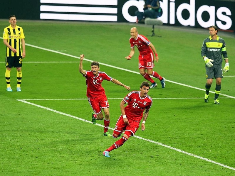 Zwölf Monate nach der Final-Schmach dahoam hat der FC Bayern München Europas Fußball-Thron zurückerobert. Der deutsche Meister siegte am Samstag im Champions League-Finale gegen den nationalen Erzrivalen Borussia Dortmund mit 2:1 (0:0) und krönte seine Saison der Superlative mit dem zweiten Gewinn der Königsklasse nach 2001. Nach dem Trauma der Final-Niederlagen von 2010 und 2012 stillten Treffer von Mario Mandzukic (60. Minute) und Arjen Robben (89.) vor 86 298 Zuschauern im ausverkauften Londoner Wembley-Stadion die Sehnsucht der Münchner nach einem internationalen Titel.