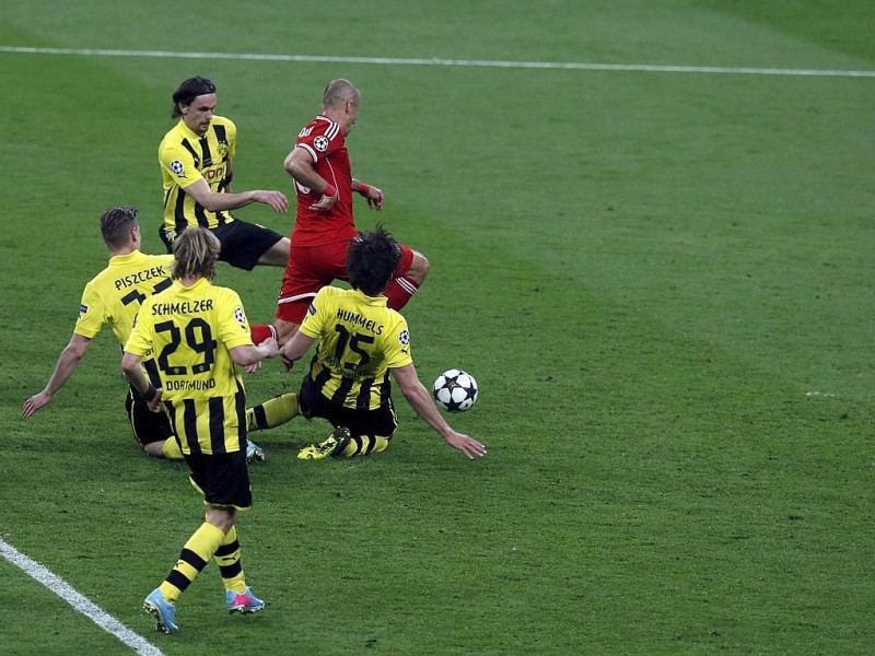 Zwölf Monate nach der Final-Schmach dahoam hat der FC Bayern München Europas Fußball-Thron zurückerobert. Der deutsche Meister siegte am Samstag im Champions League-Finale gegen den nationalen Erzrivalen Borussia Dortmund mit 2:1 (0:0) und krönte seine Saison der Superlative mit dem zweiten Gewinn der Königsklasse nach 2001. Nach dem Trauma der Final-Niederlagen von 2010 und 2012 stillten Treffer von Mario Mandzukic (60. Minute) und Arjen Robben (89.) vor 86 298 Zuschauern im ausverkauften Londoner Wembley-Stadion die Sehnsucht der Münchner nach einem internationalen Titel.