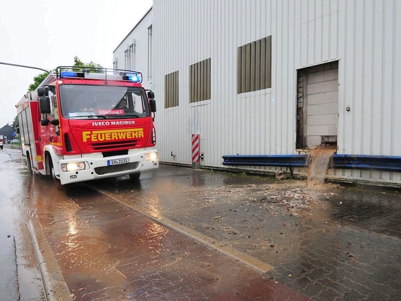 Unwetter im Ennepe-Ruhr-Kreis in Ennepetal, Gevelsberg und Schwelm hat der Starkregen mit Gewitter eine Spur der Verwüstung hinterlassen. Feuerwehr, Technische Betriebe und Polizei arbeiteten bis an den Rand ihrer Kräfte.Foto: Stefan Scherer