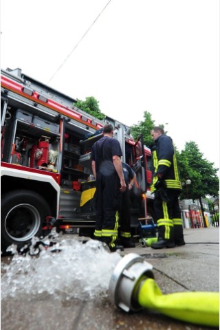 Unwetter im Ennepe-Ruhr-Kreis in Ennepetal, Gevelsberg und Schwelm hat der Starkregen mit Gewitter eine Spur der Verwüstung hinterlassen. Feuerwehr, Technische Betriebe und Polizei arbeiteten bis an den Rand ihrer Kräfte.Foto: Stefan Scherer