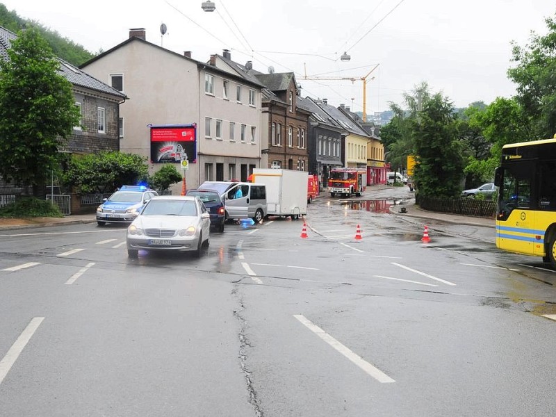 Unwetter im Ennepe-Ruhr-Kreis in Ennepetal, Gevelsberg und Schwelm hat der Starkregen mit Gewitter eine Spur der Verwüstung hinterlassen. Feuerwehr, Technische Betriebe und Polizei arbeiteten bis an den Rand ihrer Kräfte.Foto: Stefan Scherer