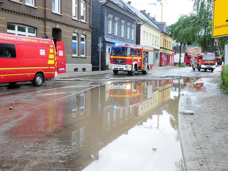 Unwetter im Ennepe-Ruhr-Kreis in Ennepetal, Gevelsberg und Schwelm hat der Starkregen mit Gewitter eine Spur der Verwüstung hinterlassen. Feuerwehr, Technische Betriebe und Polizei arbeiteten bis an den Rand ihrer Kräfte.Foto: Stefan Scherer