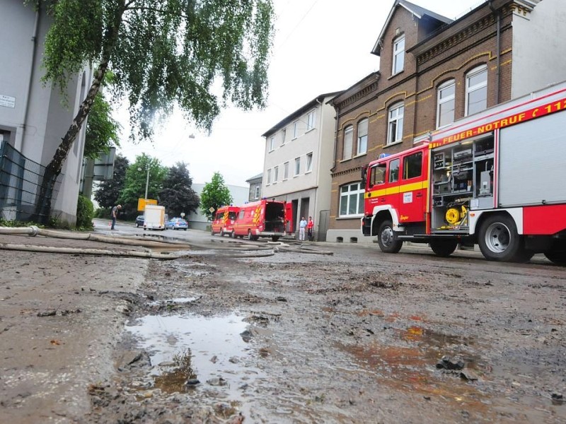 Unwetter im Ennepe-Ruhr-Kreis in Ennepetal, Gevelsberg und Schwelm hat der Starkregen mit Gewitter eine Spur der Verwüstung hinterlassen. Feuerwehr, Technische Betriebe und Polizei arbeiteten bis an den Rand ihrer Kräfte.Foto: Stefan Scherer