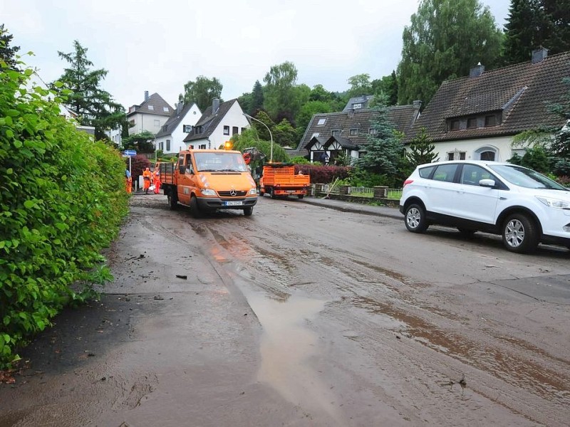 Unwetter im Ennepe-Ruhr-Kreis in Ennepetal, Gevelsberg und Schwelm hat der Starkregen mit Gewitter eine Spur der Verwüstung hinterlassen. Feuerwehr, Technische Betriebe und Polizei arbeiteten bis an den Rand ihrer Kräfte.Foto: Stefan Scherer