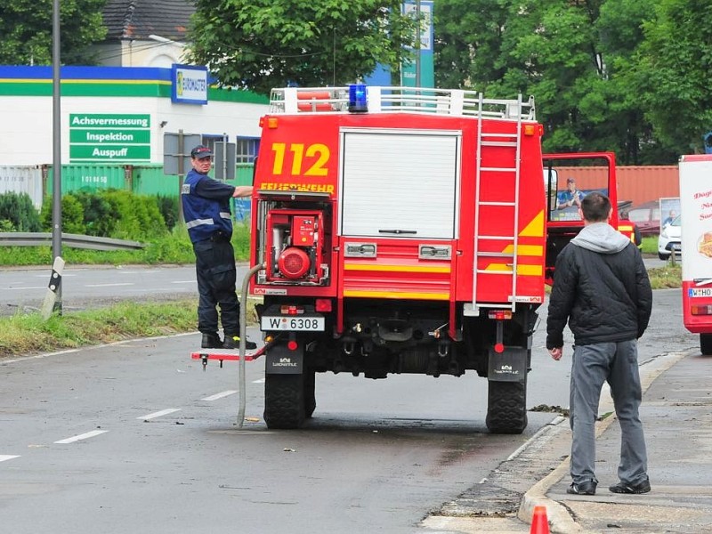 Unwetter im Ennepe-Ruhr-Kreis in Ennepetal, Gevelsberg und Schwelm hat der Starkregen mit Gewitter eine Spur der Verwüstung hinterlassen. Feuerwehr, Technische Betriebe und Polizei arbeiteten bis an den Rand ihrer Kräfte.Foto: Stefan Scherer