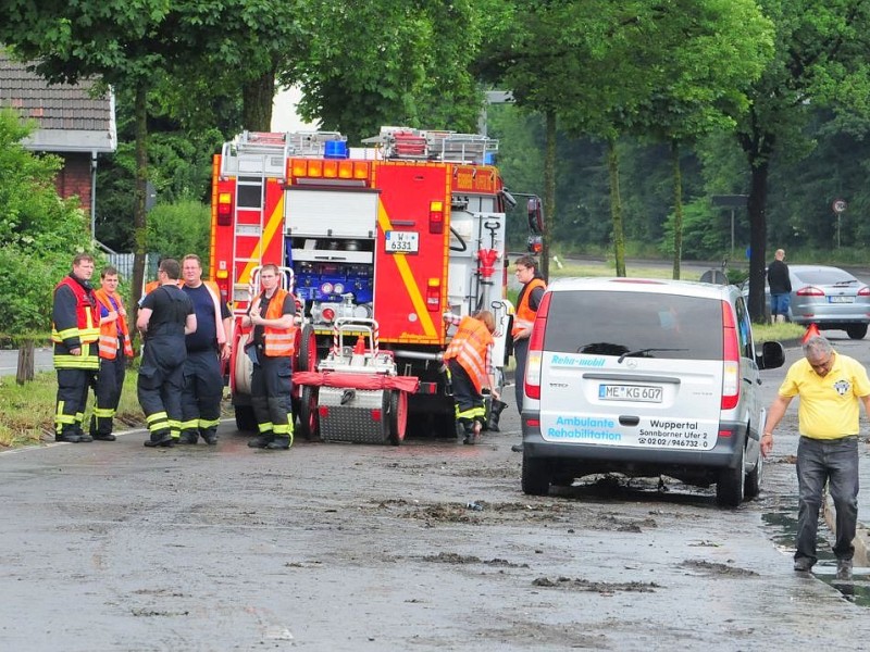 Unwetter im Ennepe-Ruhr-Kreis in Ennepetal, Gevelsberg und Schwelm hat der Starkregen mit Gewitter eine Spur der Verwüstung hinterlassen. Feuerwehr, Technische Betriebe und Polizei arbeiteten bis an den Rand ihrer Kräfte.Foto: Stefan Scherer