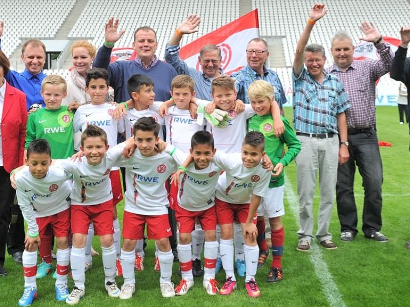 Der Solidaritätspreis von NRZ und Freddy Fischer Stiftung wird den Preisträgern am Sonntag, 30.06.2013 im Essener RWE-Stadion überreicht. Vorne die U10 von Rot-Weiss Essen.