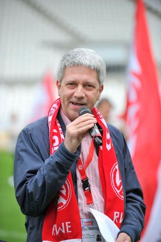 Rot-Weiss Stadionsprecher Walter Ruege kündigte dem Publikum die Aktion an.