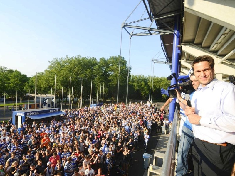 Nach der Zulassung zur dritten Liga strömten am Montagabend mehr als 2000 MSV-Fans vor die Nordtribüne.