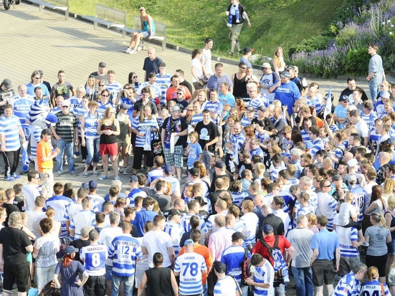 Nach der Zulassung zur dritten Liga strömten am Montagabend mehr als 2000 MSV-Fans vor die Nordtribüne.