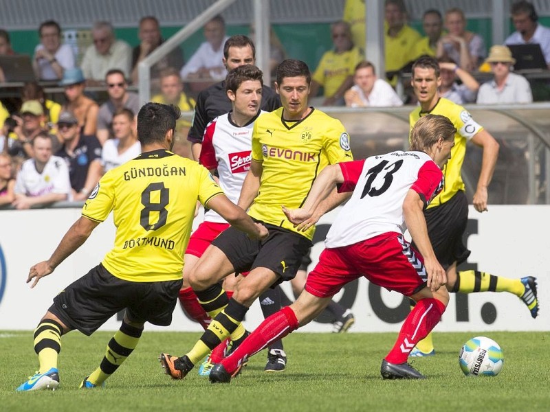 Gegen den SV Wilhemshaven gewinnt das Team von Trainer Jürgen Klopp mit 3:0 und zieht nach einem mühevollen Spiel in die nächste Runde des DFB-Pokals ein. Der Regionalligist hielt lange tapfer dagegen. Kevin Großkreutz traf in der 71. Minute für die Borussia, danach markierten Marvin Ducksch (83.) und Robert Lewandowski (90.) Treffer zwei und drei.