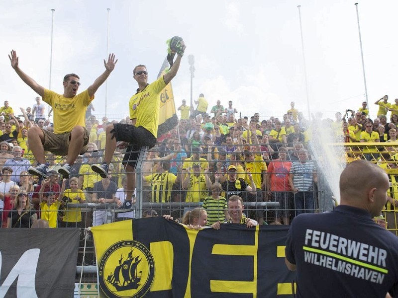 Gegen den SV Wilhemshaven gewinnt das Team von Trainer Jürgen Klopp mit 3:0 und zieht nach einem mühevollen Spiel in die nächste Runde des DFB-Pokals ein. Der Regionalligist hielt lange tapfer dagegen. Kevin Großkreutz traf in der 71. Minute für die Borussia, danach markierten Marvin Ducksch (83.) und Robert Lewandowski (90.) Treffer zwei und drei.