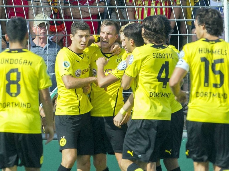 Gegen den SV Wilhemshaven gewinnt das Team von Trainer Jürgen Klopp mit 3:0 und zieht nach einem mühevollen Spiel in die nächste Runde des DFB-Pokals ein. Der Regionalligist hielt lange tapfer dagegen. Kevin Großkreutz traf in der 71. Minute für die Borussia, danach markierten Marvin Ducksch (83.) und Robert Lewandowski (90.) Treffer zwei und drei.