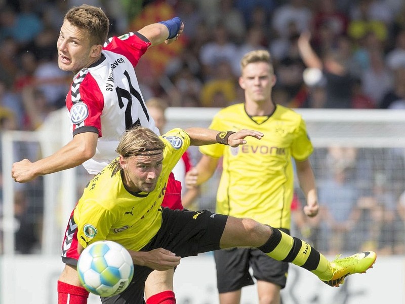 Gegen den SV Wilhemshaven gewinnt das Team von Trainer Jürgen Klopp mit 3:0 und zieht nach einem mühevollen Spiel in die nächste Runde des DFB-Pokals ein. Der Regionalligist hielt lange tapfer dagegen. Kevin Großkreutz traf in der 71. Minute für die Borussia, danach markierten Marvin Ducksch (83.) und Robert Lewandowski (90.) Treffer zwei und drei.