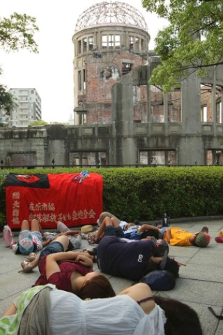 Viele Menschen gedenken  der Opfer des Atombombenabwurfs über Hiroshima vor 68 Jahren. Im Friedenspark steht noch immer eine Ruine als Mahnmal.