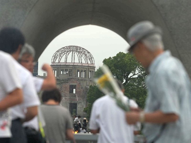 Viele Menschen gedenken  der Opfer des Atombombenabwurfs über Hiroshima vor 68 Jahren. Im Friedenspark steht noch immer eine Ruine als Mahnmal.